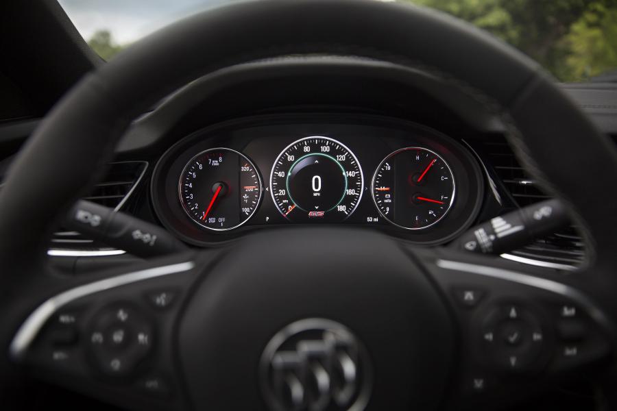 Панель приборов Buick Regal GS 2017 года  (NA) (фото 10 из 33)